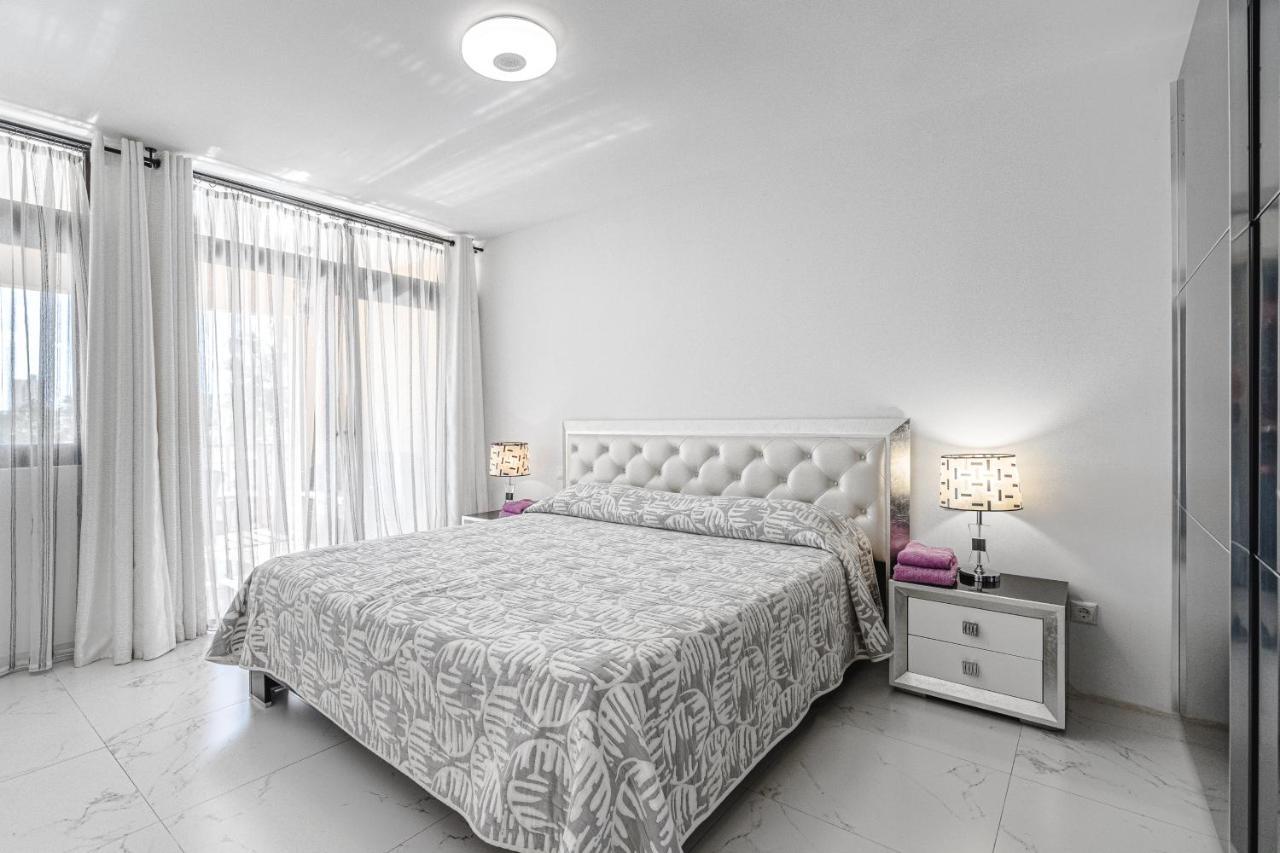 Amazing 3 Bedroom Apartment On The First Line Of The Best Las Americas Beach, Air Conditioner And Terrace Ocean View Playa de las Americas  Exteriör bild