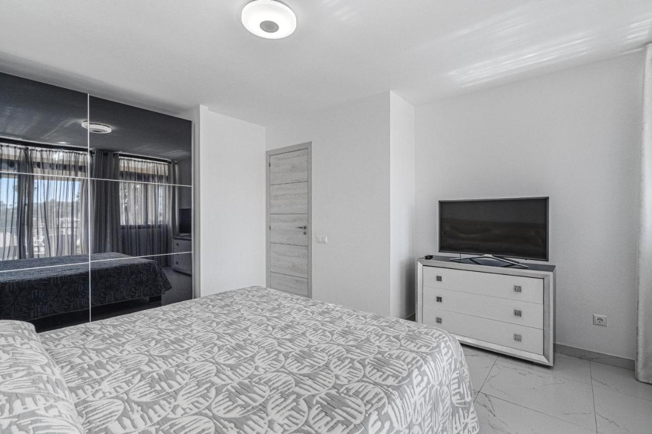 Amazing 3 Bedroom Apartment On The First Line Of The Best Las Americas Beach, Air Conditioner And Terrace Ocean View Playa de las Americas  Exteriör bild